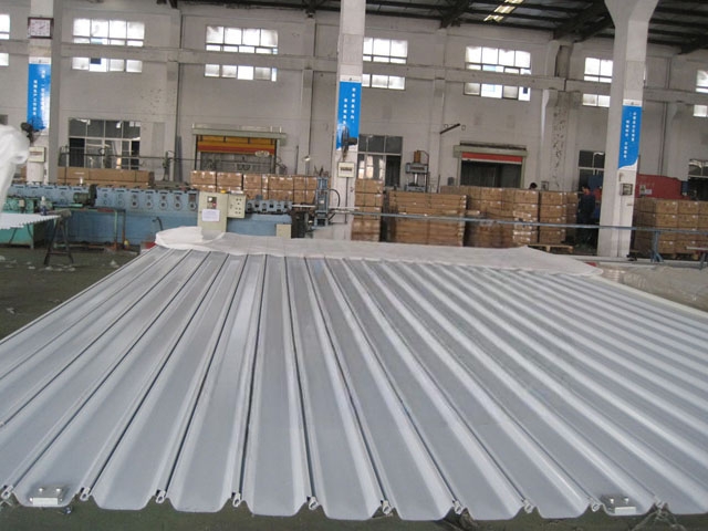 Wind resistant door sheet packaging