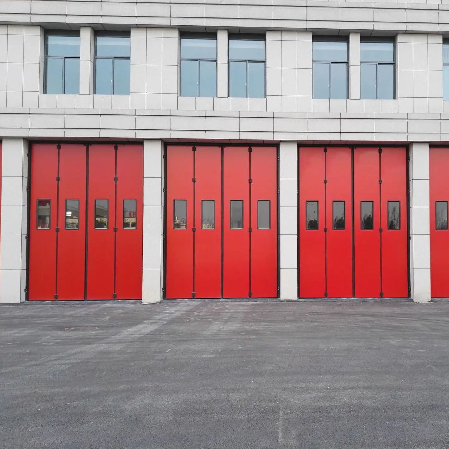 How to Choose Automatic Bi-Fold Industrial Doors for Factories, Warehouses and Workshops